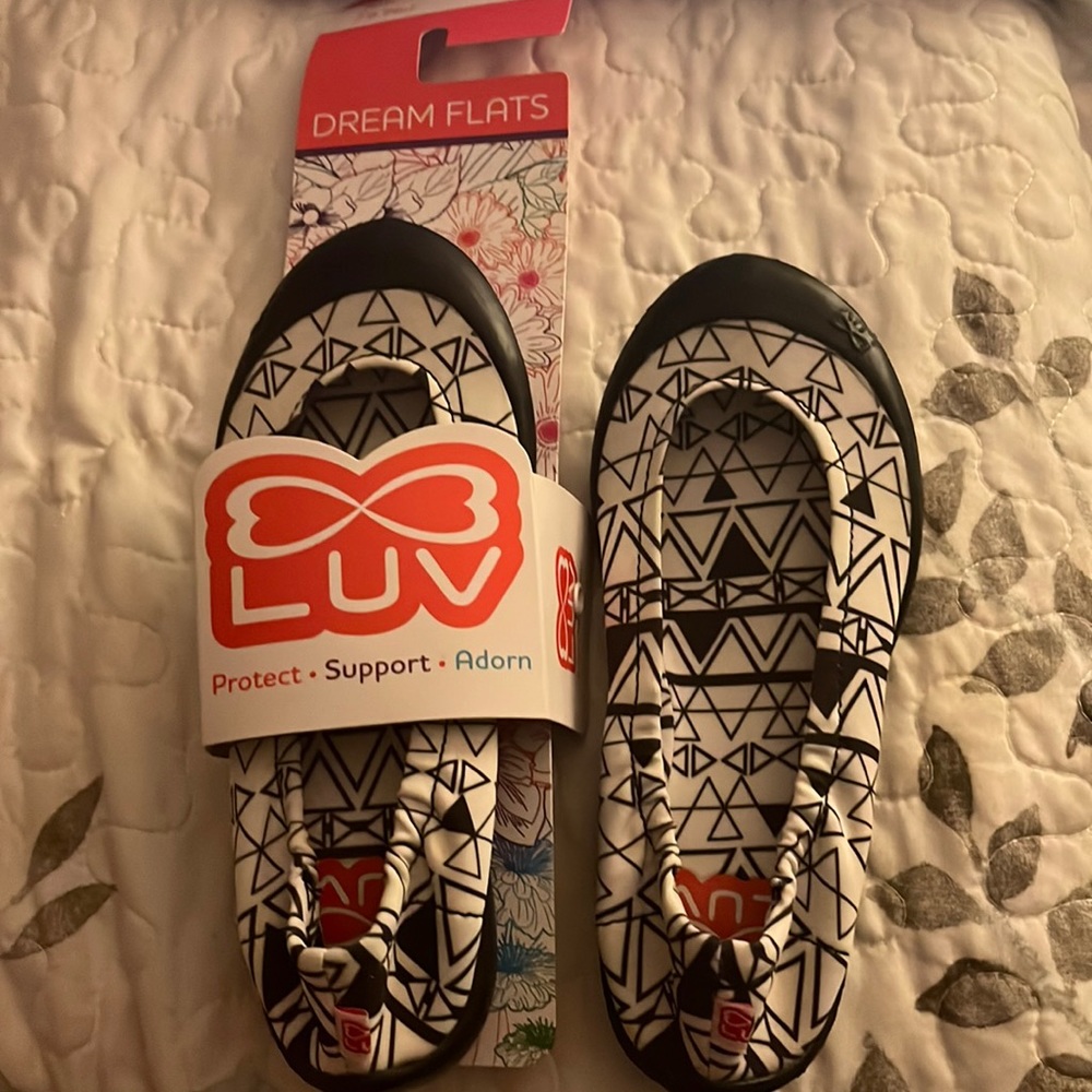 1/$10 or 2/$15 LUV DREAM FLATS Aztec Black Euro size 29 (11.5)